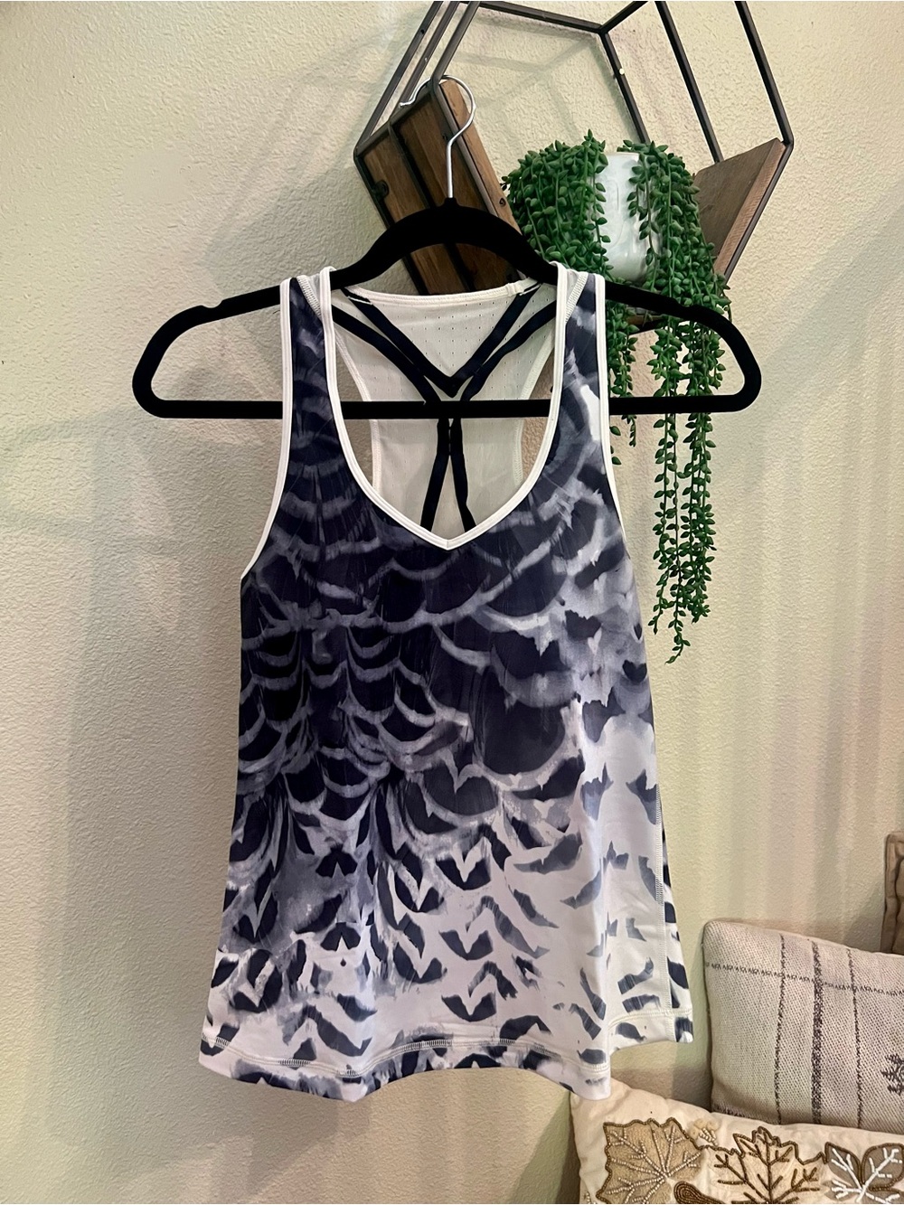 Lululemon Women's Black & White Patterned Tank with Strappy  Built in Bra Size 6